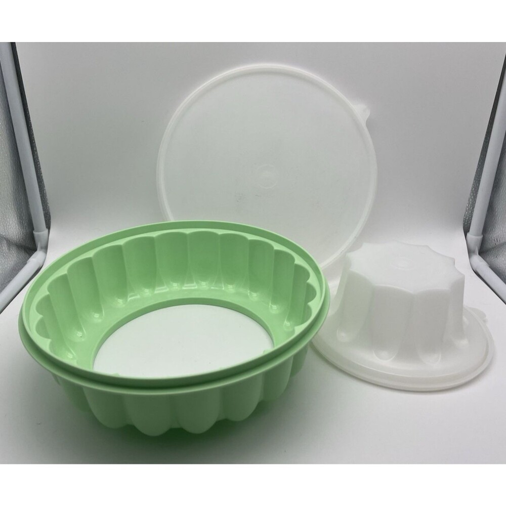 Tupperware Green Ring Jello Mold Plastic with Lid Fluted Design